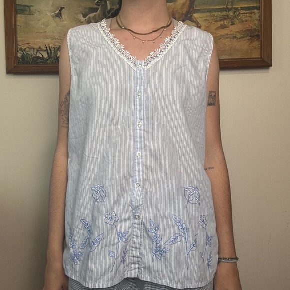 Secret Treasures White and Blue Sleeveless Button Down Shirt - XL - Picture 1 of 6